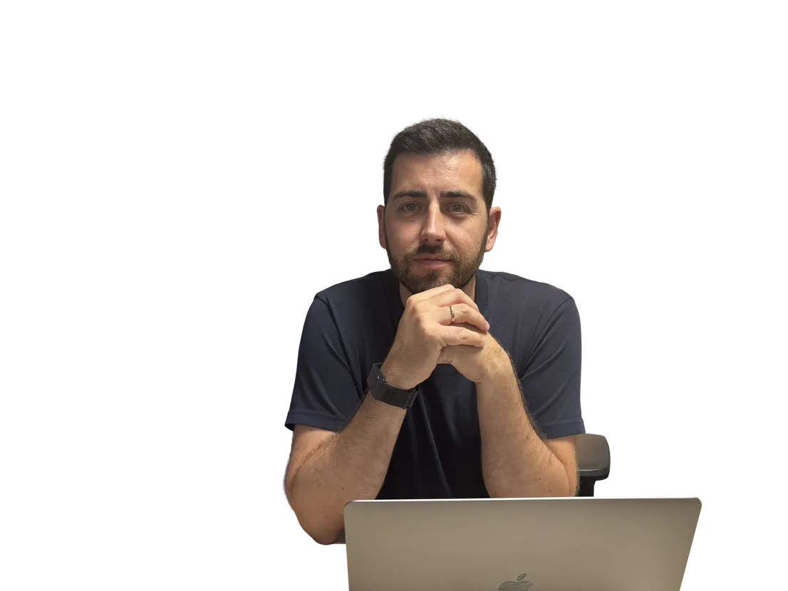 Víctor Ramón sentado frente a su portátil, con las manos entrelazadas
